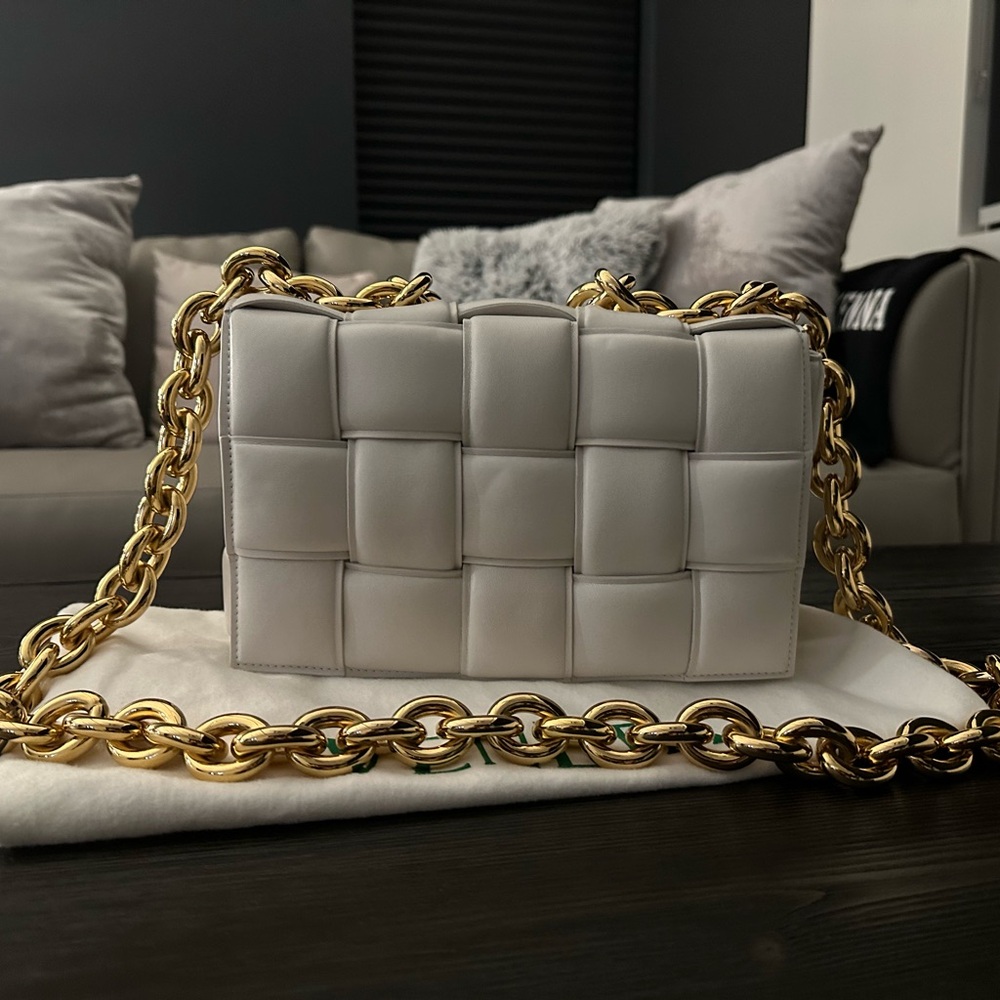 Bottega Veneta White Cassette with Chain. Lambskin leather.